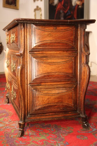 Louis XIV mazarine Commode said « with console uprigths ». In walnut wood. - 