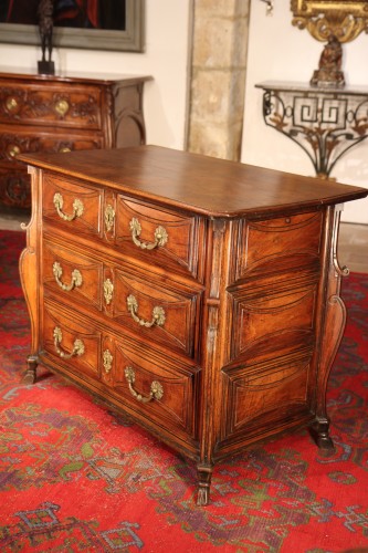 18th century - Louis XIV mazarine Commode said « with console uprigths ». In walnut wood.