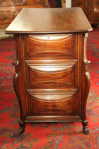 Louis XIV mazarine Commode said « with console uprigths ». In walnut wood. - Louis XIV