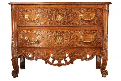 Commode arlésienne de mariage en noyer blond du XVIIIe siècle