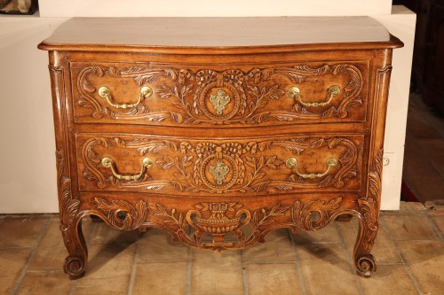 18th C  Arlesian wedding commode (chest of drawers). In blond walnut wood. - Furniture Style 