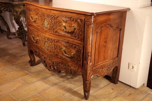 Furniture  - 18th C  Arlesian wedding commode (chest of drawers). In blond walnut wood.