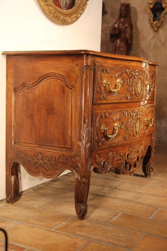 18th C  Arlesian wedding commode (chest of drawers). In blond walnut wood. - 