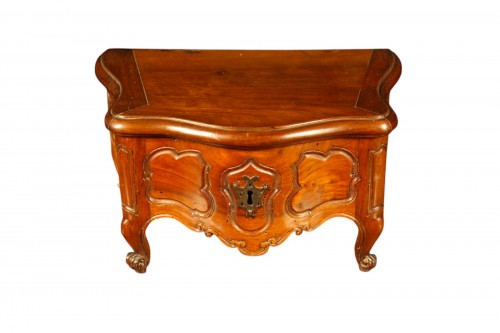 Coffret en forme de commode galbée sur 3 faces en bois de noyer, Provence XVIIIe siècle