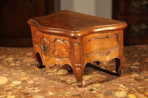 Coffret en forme de commode galbée sur 3 faces en bois de noyer, Provence XVIIIe siècle - Objets de Vitrine Style Louis XV