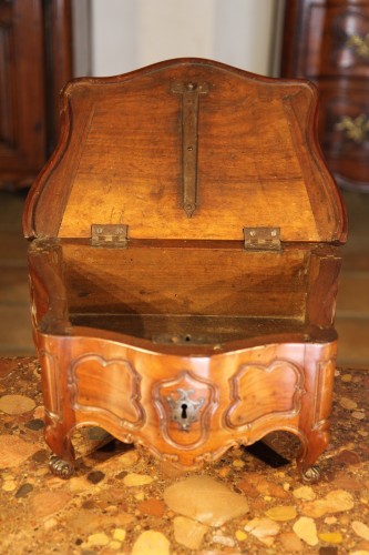 XVIIIe siècle - Coffret en forme de commode galbée sur 3 faces en bois de noyer, Provence XVIIIe siècle