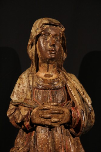 Saint woman, 16th century statue in carved walnut wood with traces of polychromy - Sculpture Style 