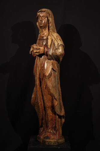 Saint woman, 16th century statue in carved walnut wood with traces of polychromy - 