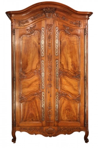 Armoire de mariage arlésienne en bois de noyer, XVIIIe siècle