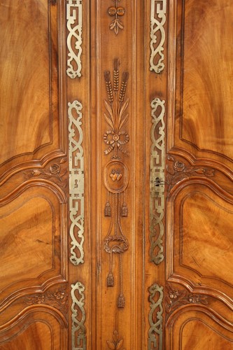 18th C Arlesian wedding armoire. In walnut wood - Furniture Style Louis XV