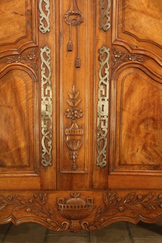 Furniture  - 18th C Arlesian wedding armoire. In walnut wood