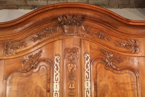 18th C Arlesian wedding armoire. In walnut wood - 