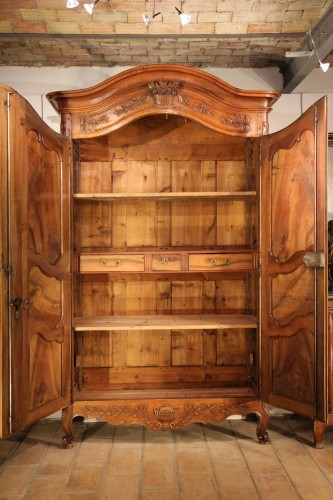 18th century - 18th C Arlesian wedding armoire. In walnut wood