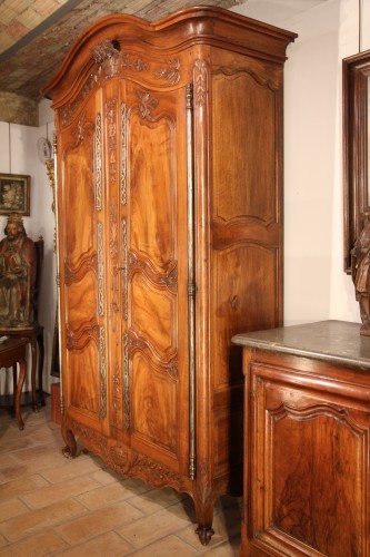 18th C Arlesian wedding armoire. In walnut wood - Louis XV