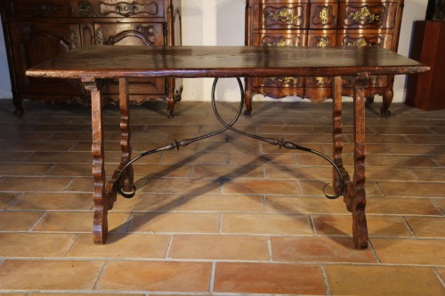 Table à pieds lyre en bois de noyer, Espagne XVIIe siècle - Mobilier Style 