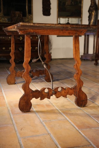 Table à pieds lyre en bois de noyer, Espagne XVIIe siècle - Chatelan Antiquités