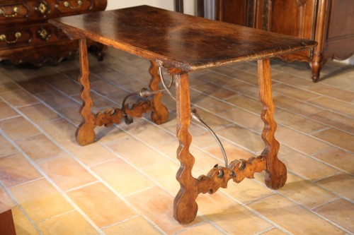 XVIIe siècle - Table à pieds lyre en bois de noyer, Espagne XVIIe siècle