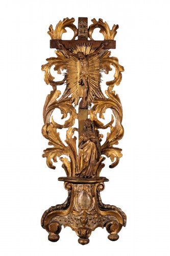 Crucifix d’autel en bois doré et laqué, travail  baroque de l’Italie du Sud 17e siècle