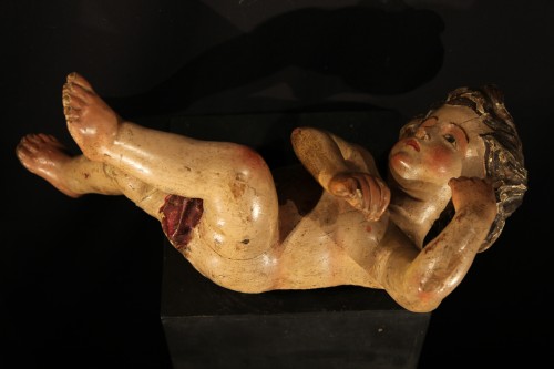 XVIIe siècle - Angelot en bois sculpté avec sa polychromie d’origine. Epoque XVIIe