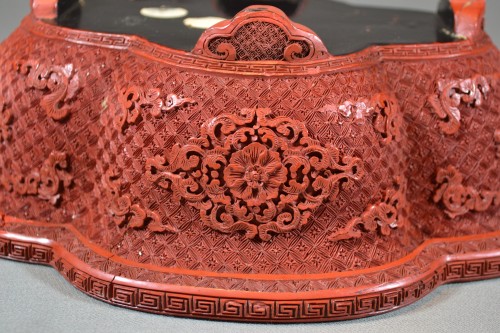  - Paire de coupes en laque cinnabre sculptée, Chine 18e siècle