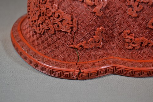 Antiquités - Paire de coupes en laque cinnabre sculptée, Chine 18e siècle
