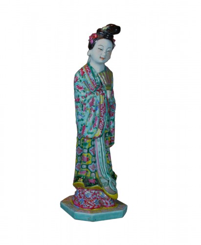 Chinese porcelain statuette. Qing period early 19th century
