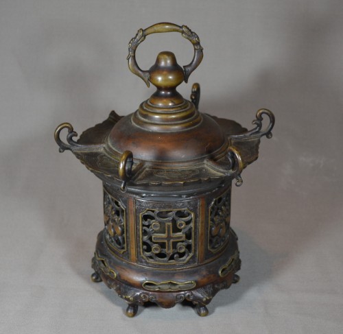 Bronze hanging lantern (Tsuri Toro). Rare Christian Cross decoration. Japan - Asian Works of Art Style 