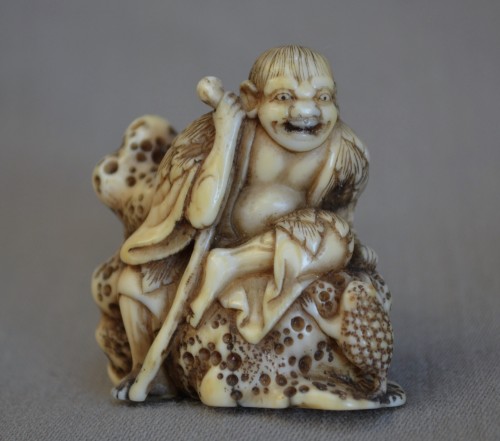 Antiquités - Gama sennin and his toad. Netsuké in marine ivory by Shogetsu