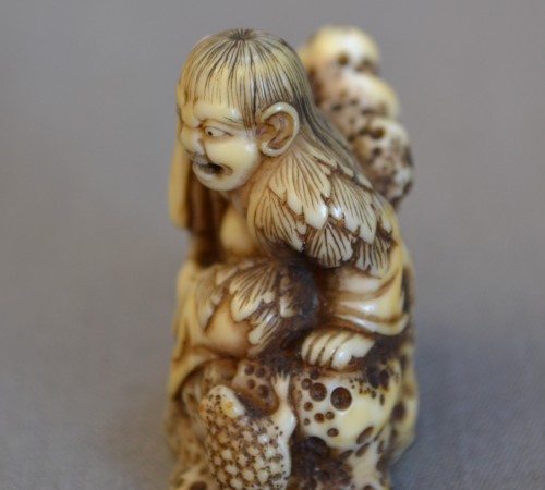 Antiquités - Gama sennin and his toad. Netsuké in marine ivory by Shogetsu