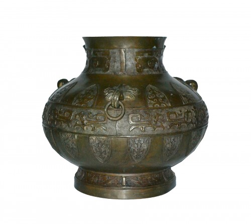 Grand vase en bronze.Décor de masques de Tao-Tie