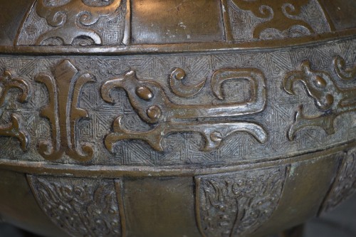 Large bronze vase. Decoration of Tao-Tie masks - Asian Works of Art Style 