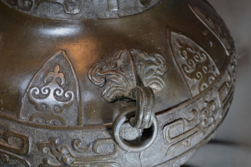 Asian Works of Art  - Large bronze vase. Decoration of Tao-Tie masks