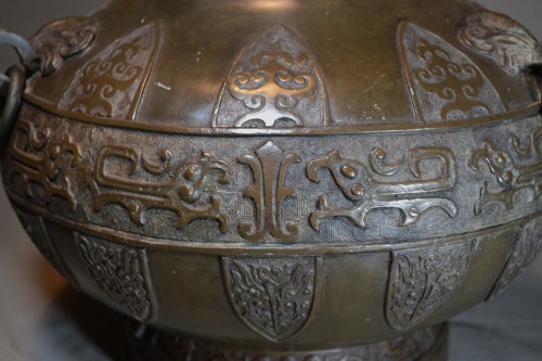 Grand vase en bronze.Décor de masques de Tao-Tie - Conservatoire Sakura