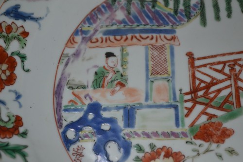 Antiquités - Plat en porcelaine de chine.Décoré d'émaux de la "famille verte".Kangxi vers 1700