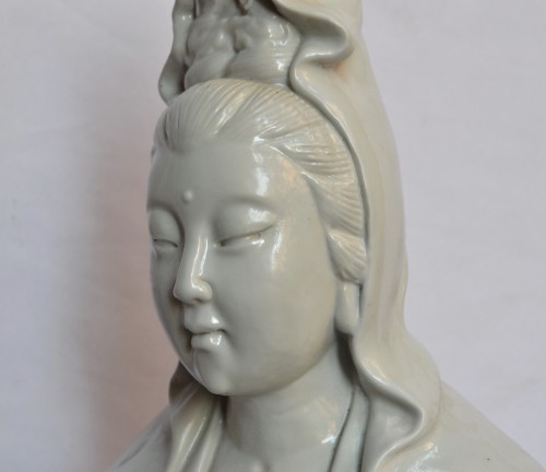 Guanyin in monochrome white Chinese porcelain. Qing Dynasty. - Asian Works of Art Style 