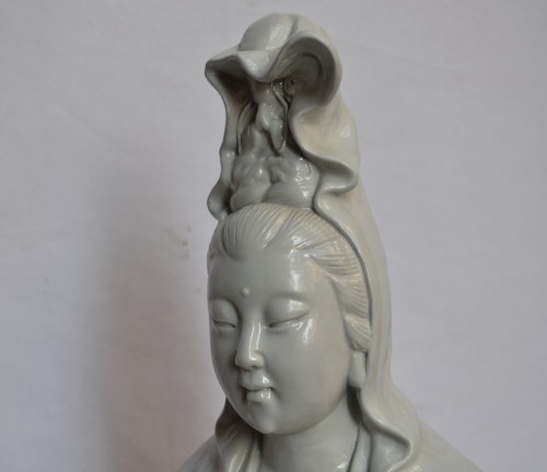 19th century - Guanyin in monochrome white Chinese porcelain. Qing Dynasty.