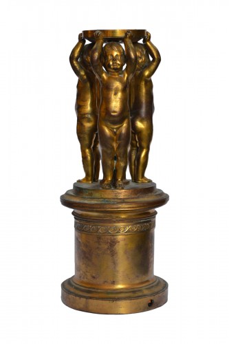 Centre de table aux trois Putti en bronze doré, Italie 17e siècle