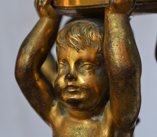 Objet de décoration Cassolettes, coupe et vase - Centre de table aux trois Putti en bronze doré, Italie 17e siècle