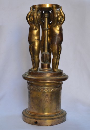 XVIIe siècle - Centre de table aux trois Putti en bronze doré, Italie 17e siècle