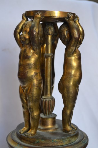 Antiquités - Centre de table aux trois Putti en bronze doré, Italie 17e siècle