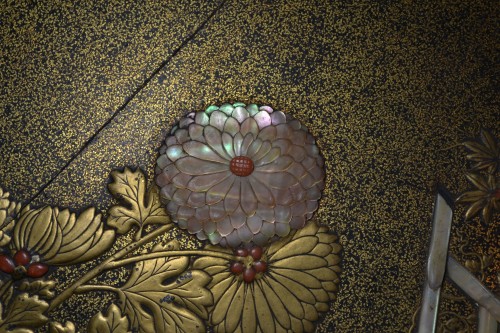 Antiquités - Gold lacquer tray inlaid with coral and mother-of-pearl, Japan Late 17th century 