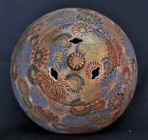 Asian Works of Art  - Satsuma earthenware incense burner, Japan Kyoto around 1900