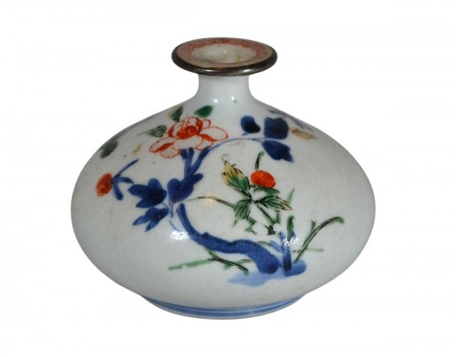 Wucai porcelain bottle, 17th century China or Japan