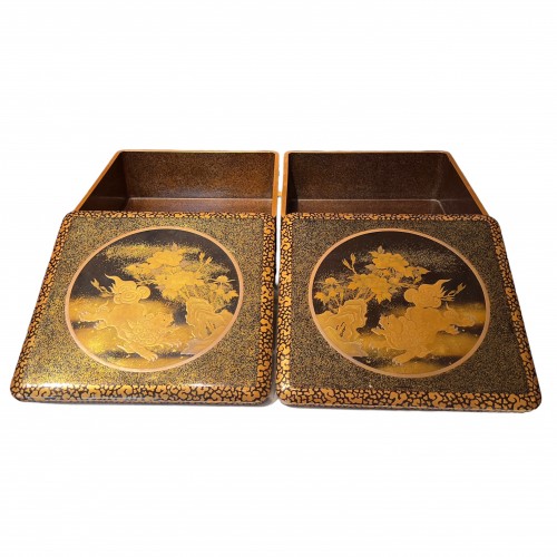 Asian Works of Art  -  Pair of large lacquer boxes with Shishi, Japan early 19th century