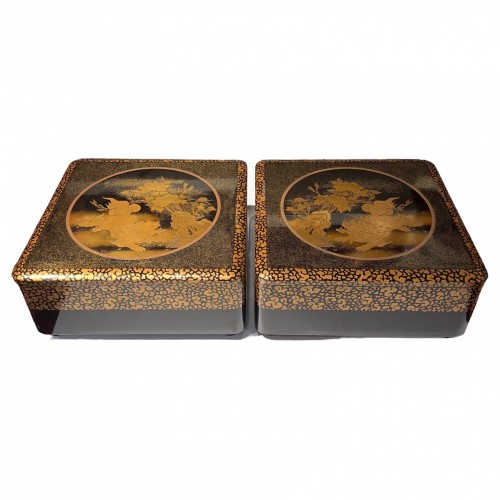 19th century -  Pair of large lacquer boxes with Shishi, Japan early 19th century