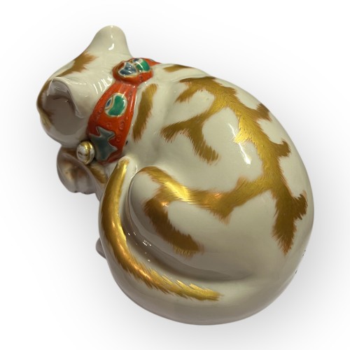 Chat endormi en porcelaine japonaise de Kutani, époque Meiji - Cristina Ortega & Michel Dermigny