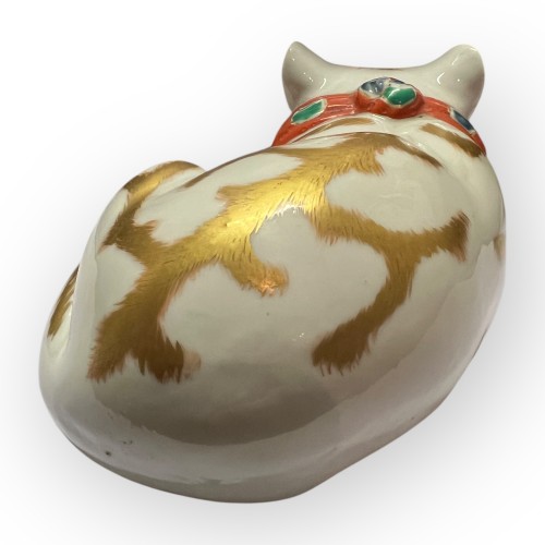 XIXe siècle - Chat endormi en porcelaine japonaise de Kutani, époque Meiji