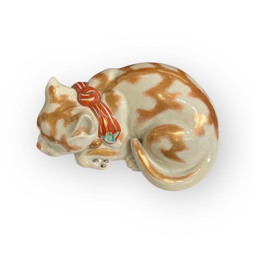 XIXe siècle - Chat endormi en porcelaine japonaise de Kutani, Japon époque Meiji