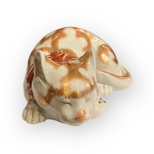 Chat endormi en porcelaine japonaise de Kutani, Japon époque Meiji - 