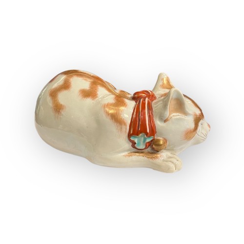  - Chat endormi en porcelaine japonaise de Kutani, Japon époque Meiji